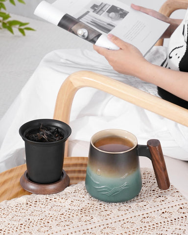 Taza ZENS cerámica con acabado azul texturizado, aspecto artesanal y elegante.