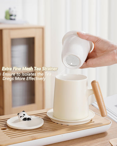 Taza ZENS con manija de madera ergonómica para un agarre cómodo.