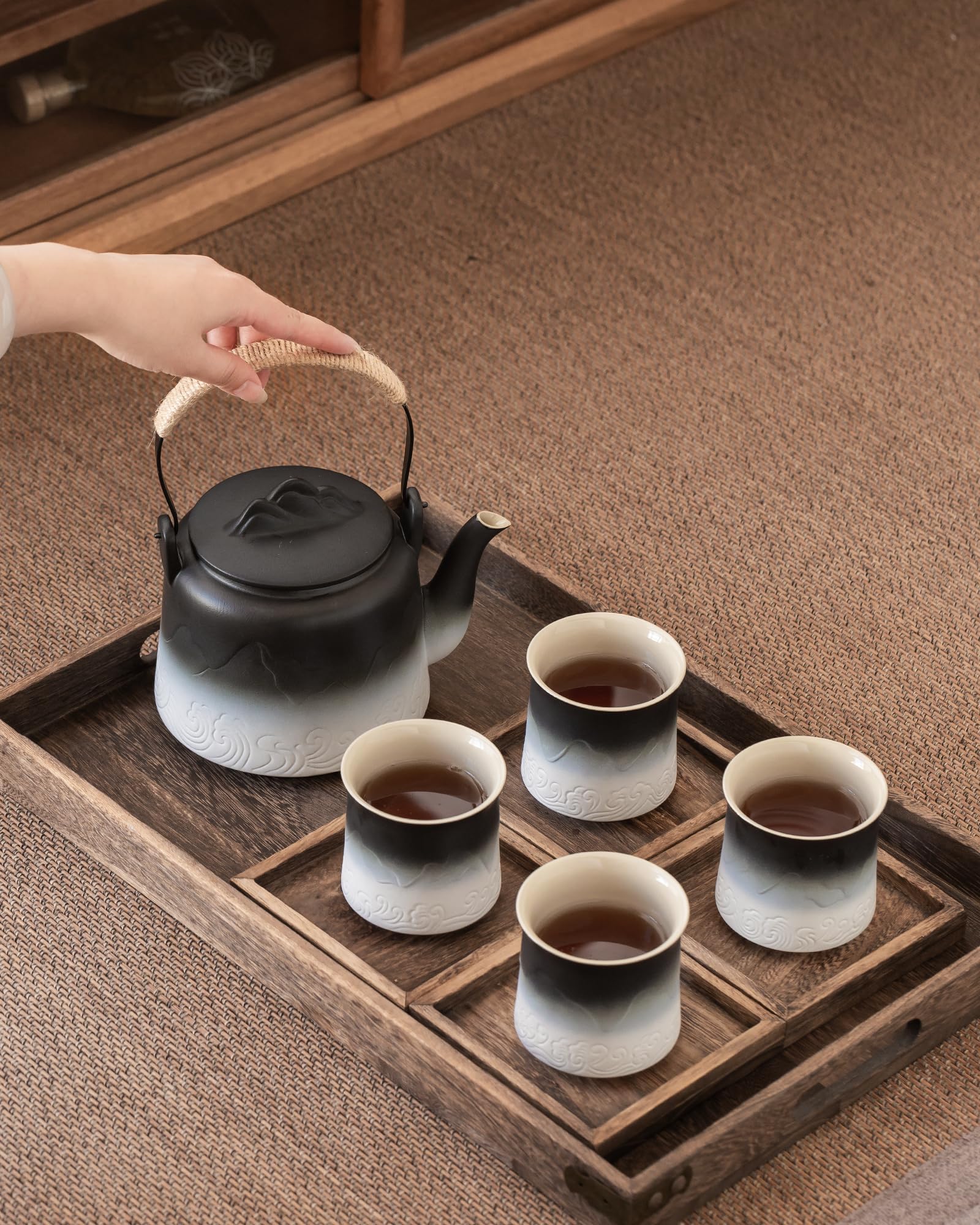 Cuatro tazas ZENS a juego, perfectas para una reunión íntima.