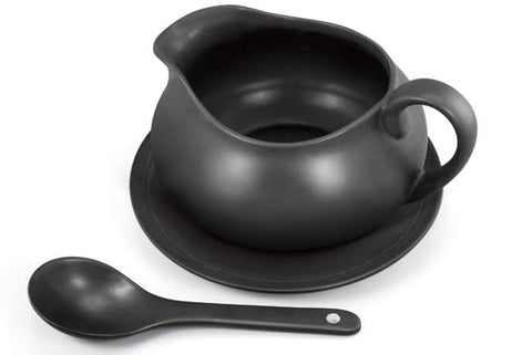 Jarra de salsa Zenvy en cerámica blanca, ideal para servir salsas sin goteos.