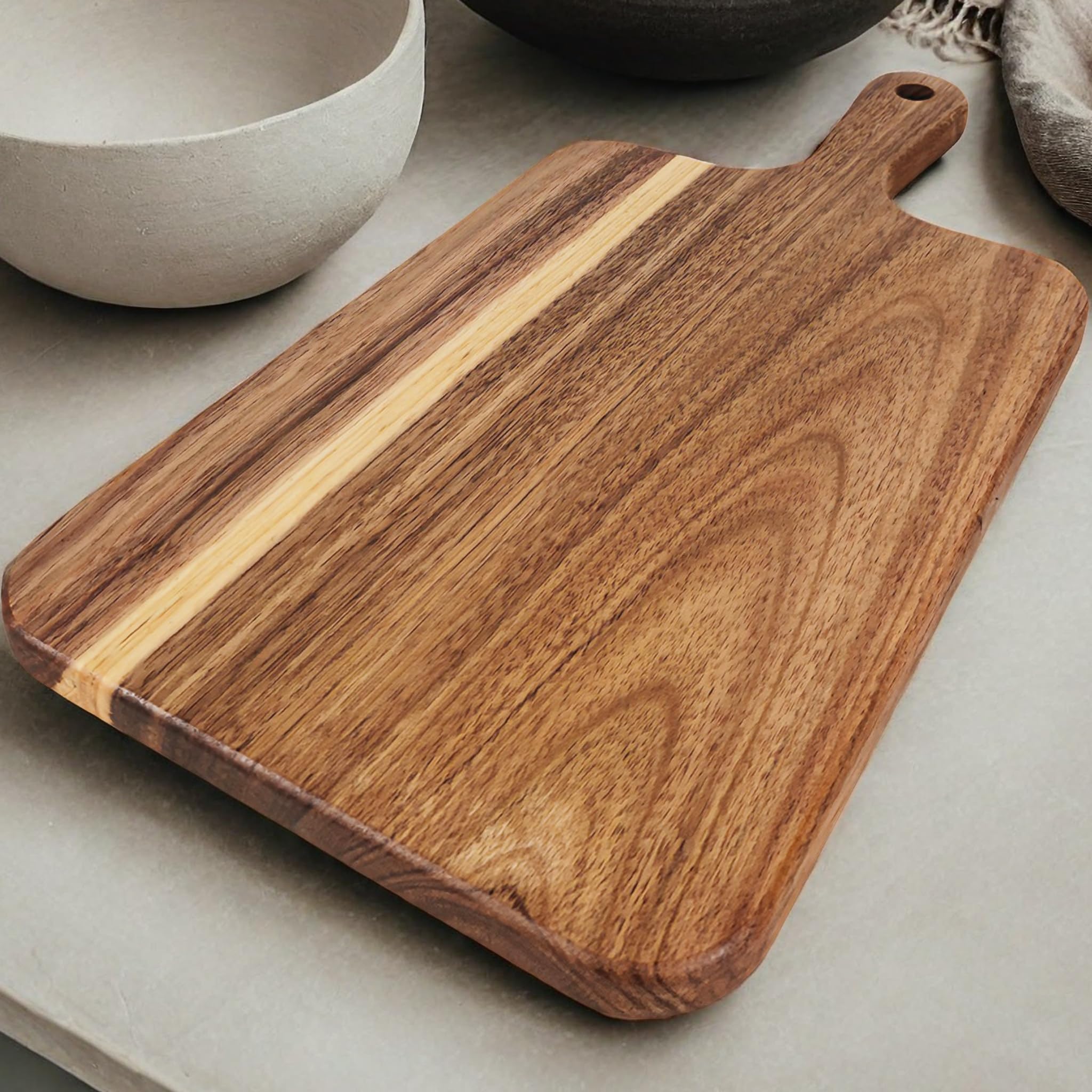 ZeQi: superficie de acacia para cortar pan y verduras con estilo.