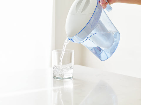 ZeroWater ayuda a reducir residuos plásticos al usar menos botellas desechables.