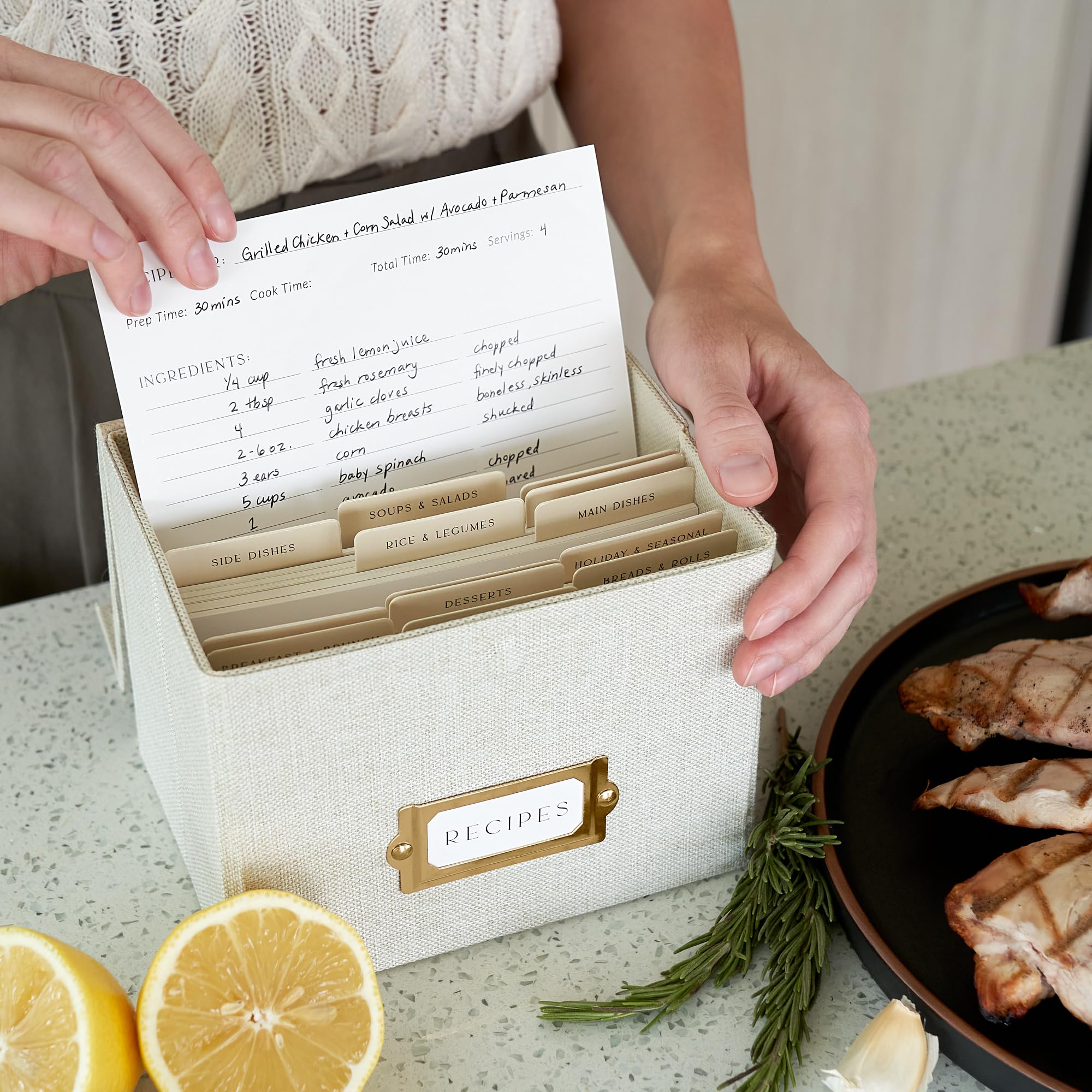La caja-recetas-lino-archivo-de-recuerdos de ZICOTO organiza tarjetas y recuerdos con estilo.