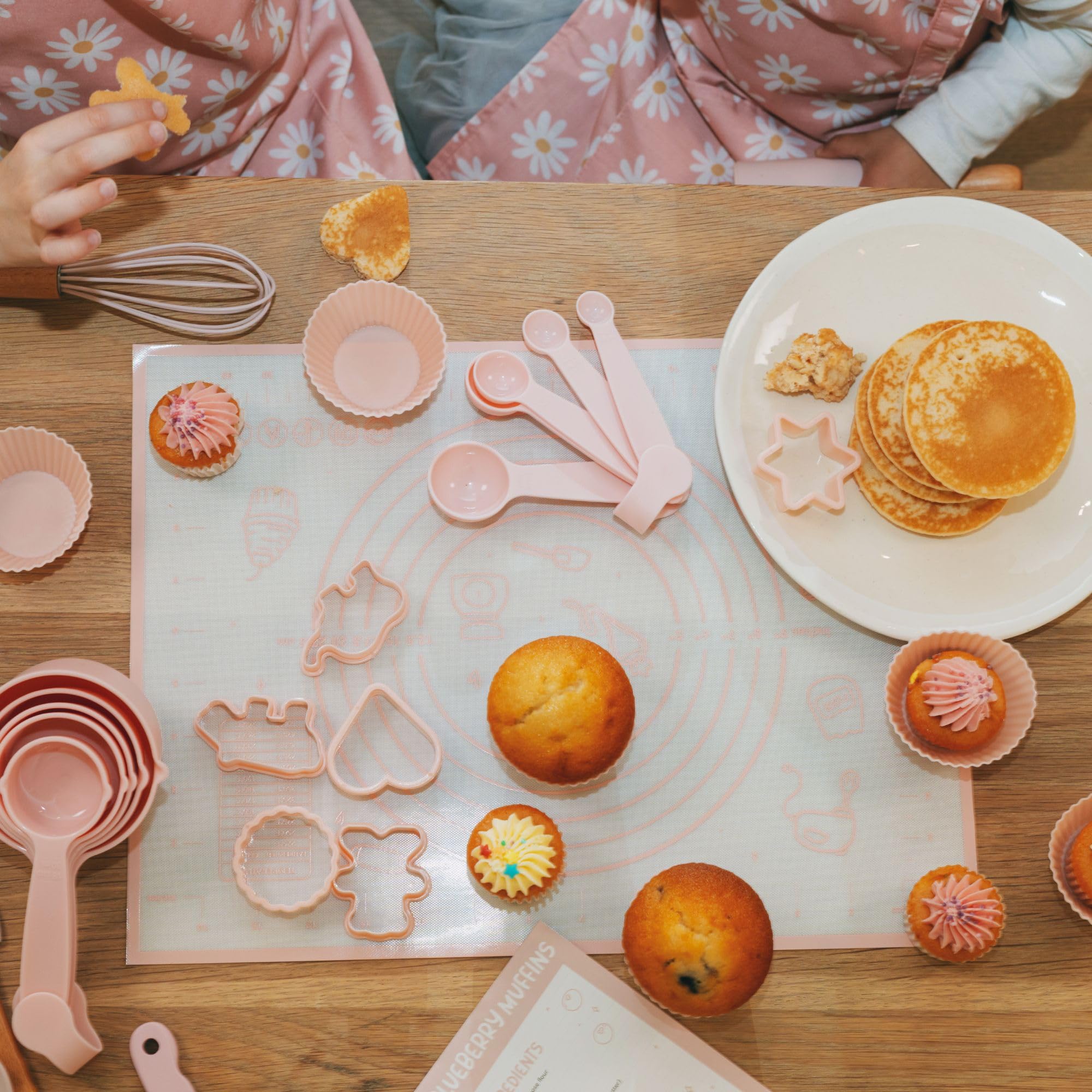 Recetarios y tarjetas ZICOTO, guían sesiones de cocina creativas para niños.