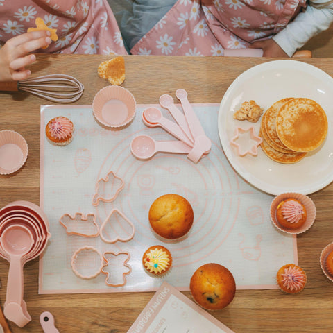 Recetarios y tarjetas ZICOTO, guían sesiones de cocina creativas para niños.