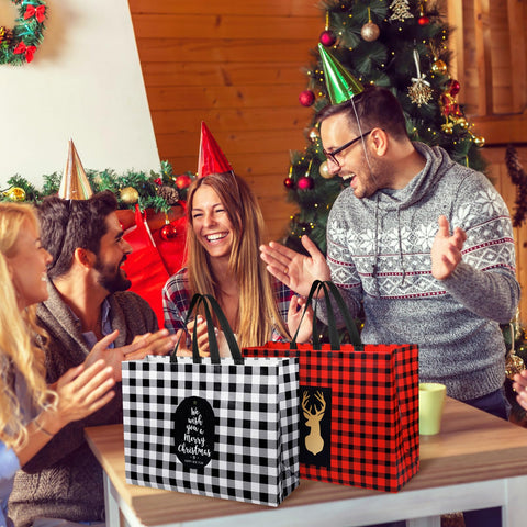 Ziliny diseño de árbol y estrella para crear ambiente festivo.