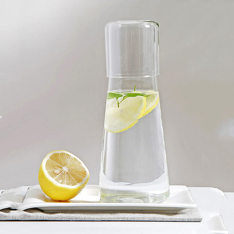 Capacidad de 850 ml para agua, té o bebidas frías.