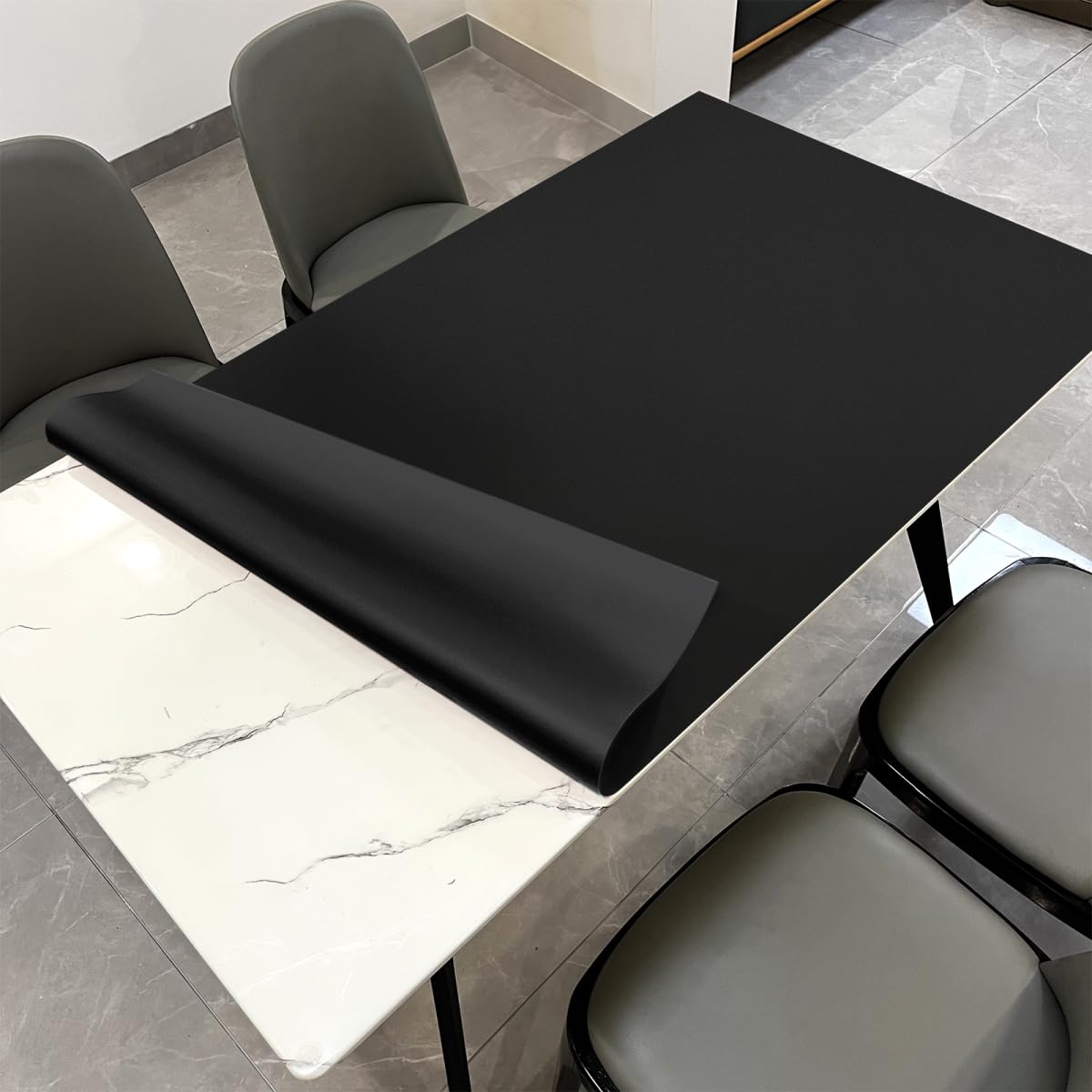 Protector de mesa Zinkooat de 1,8 mm protege la superficie y evita arañazos.