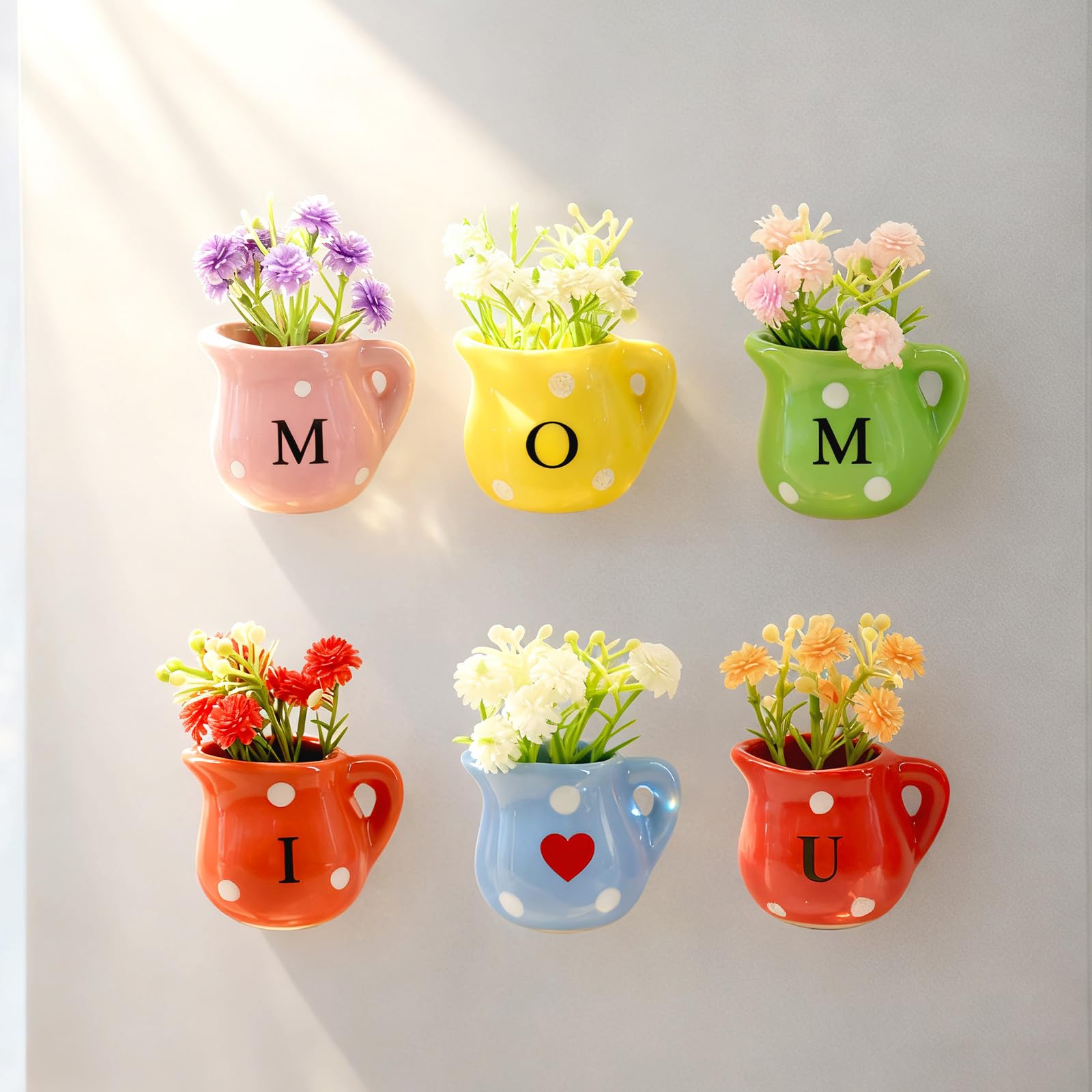 Imán ZOCONE con mini jarrones multicolor en la nevera para decorar y organizar notas.