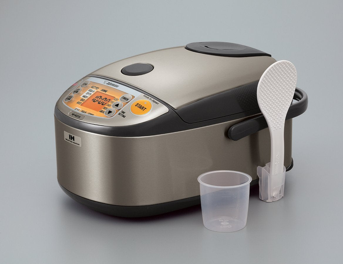 Zojirushi NP-HCC10XH, sartén interno esférico negro facilita cocción uniforme.