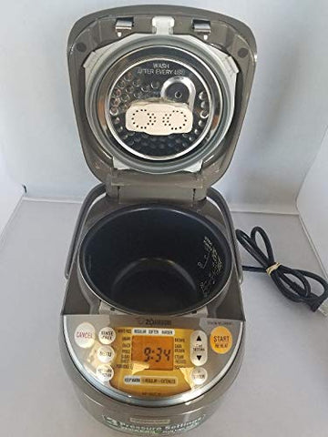 Zojirushi NP-NWC10XB interior de acero inoxidable con tapa removible para limpieza.