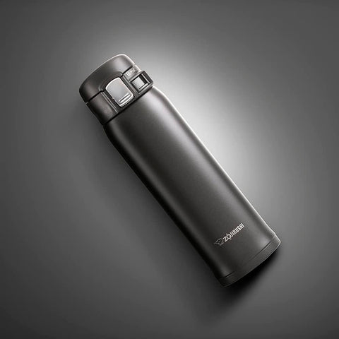 Zojirushi SM-SA48-BA, tapa plegable en primer plano, facilita beber desde cualquier lugar.