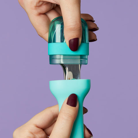 Estuche PP ZOKU, diseño compacto con cierre seguro.