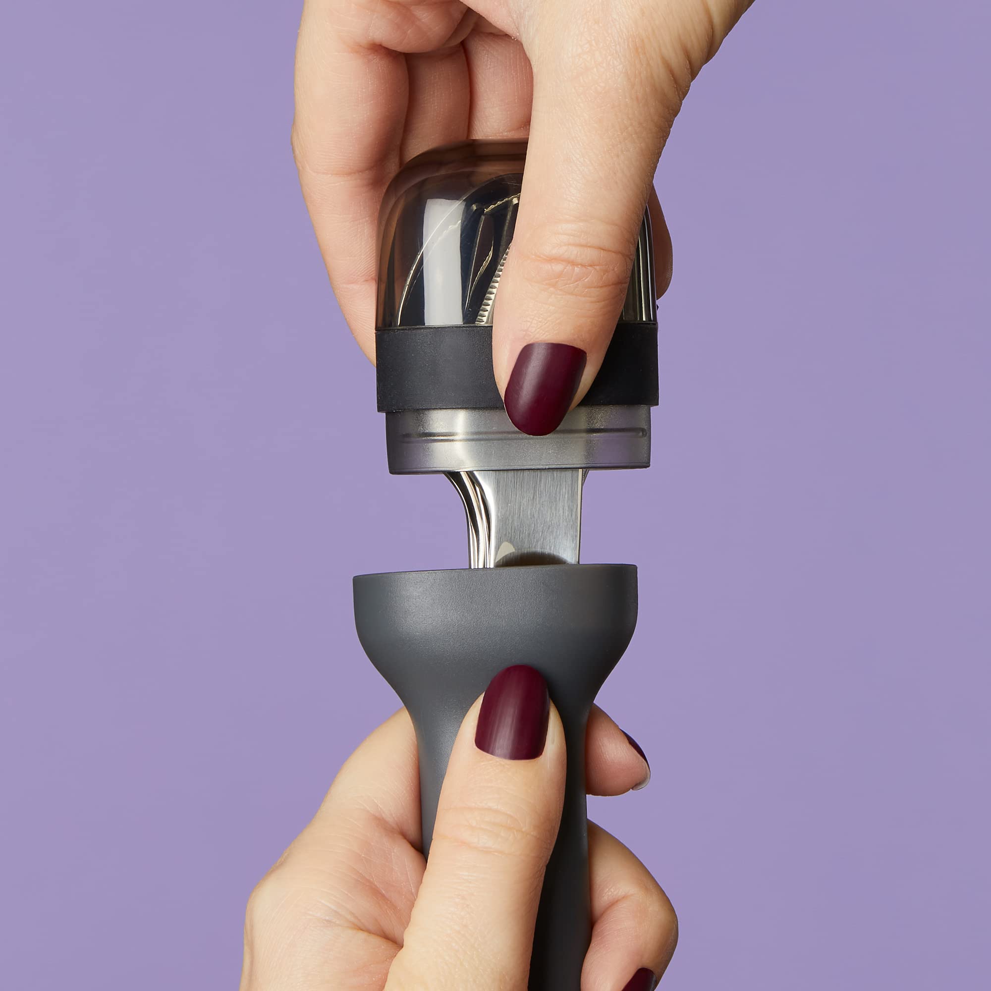 Diseño 3 en 1 de ZOKU: tenedor, cuchara y cuchillo apilables.