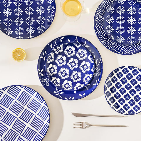 Mesa decorada con ZONEYILA en tono azul vintage, estilo moderno y tradicional.