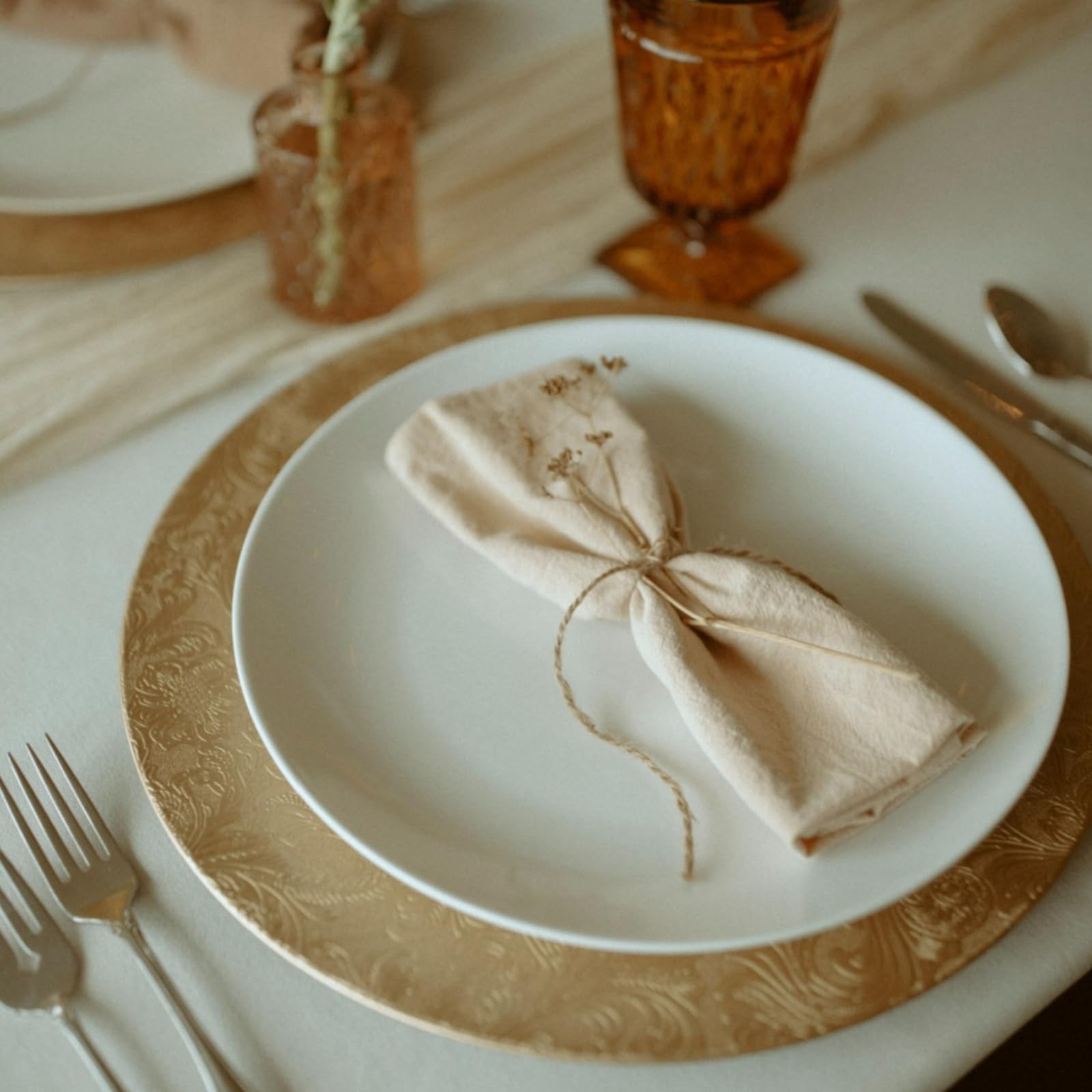 Escena de cena de boda con cargadores dorados ZOOFOX en estilo antiguo.