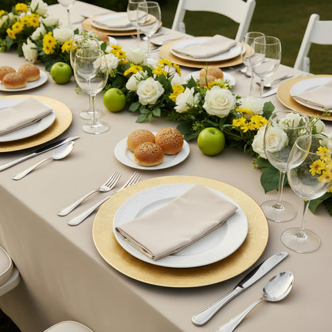 Mesa de boda con cargadores ZOOFOX de estilo floral dorado.