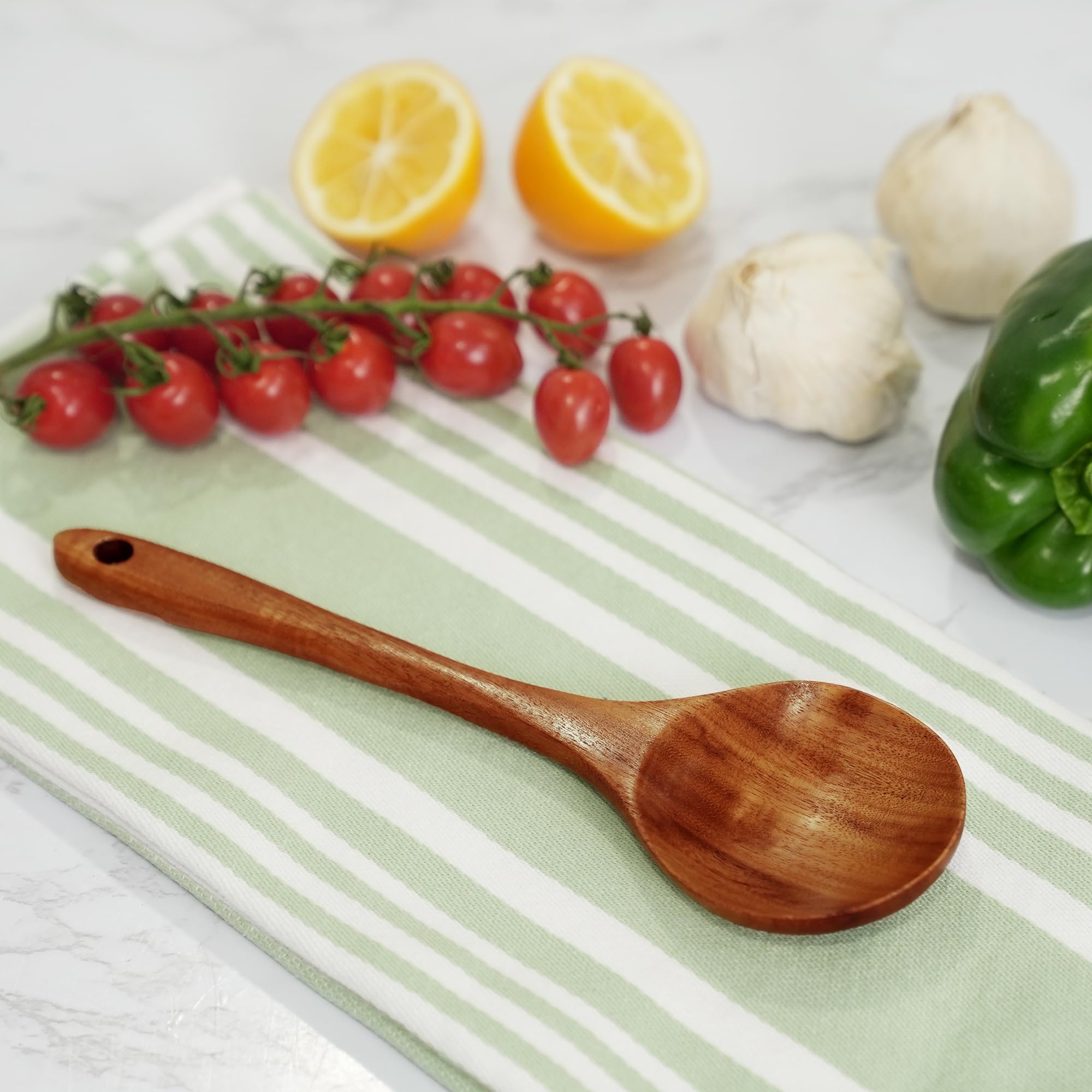 Cucharón Zulay Kitchen de teca para cocinar suave en sartenes antiadherentes.