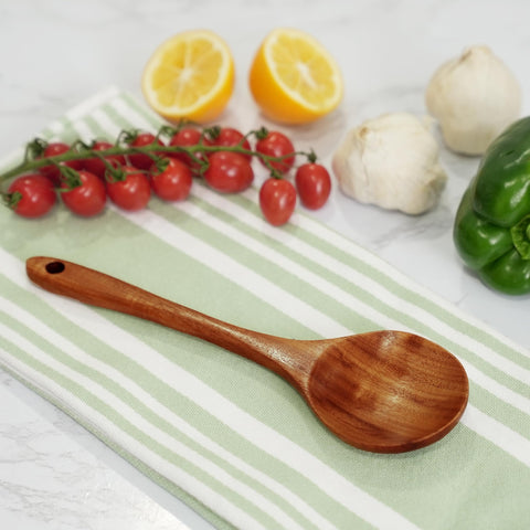 Cucharón Zulay Kitchen de teca para cocinar suave en sartenes antiadherentes.