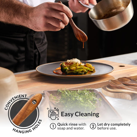 Cucharón de teca Zulay Kitchen para sopas y caldos.