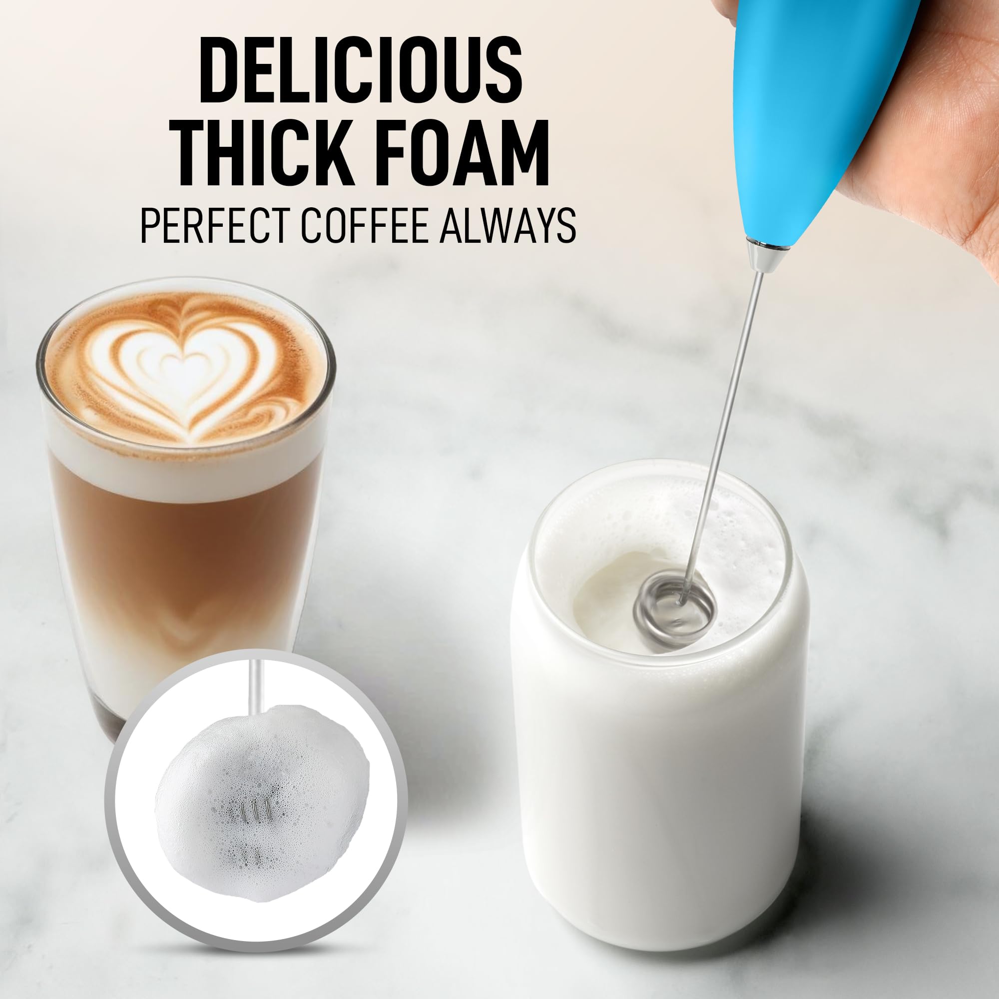 Zulay Kitchen espuma cremosa para cafe con batidor en mano