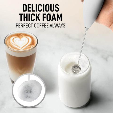 Espumador de Zulay Kitchen creando crema en café.