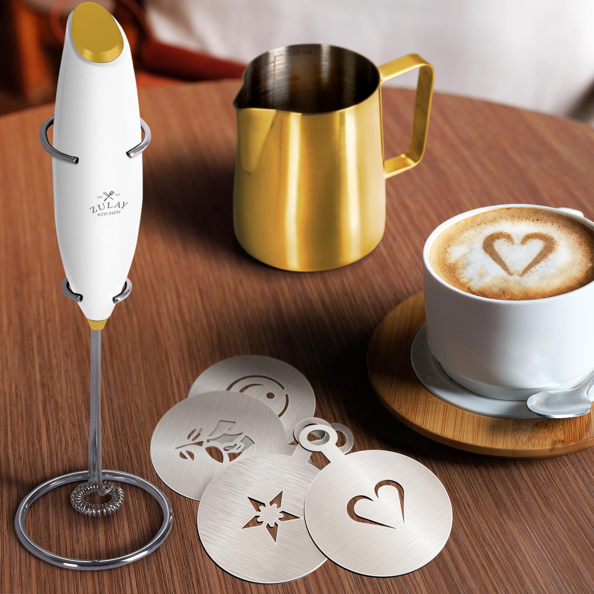 Plantilla de arte en leche corazón para decorar capuchino
