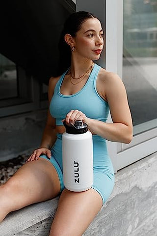La botella ZULU Goals 64oz con asa integrada para transportar.
