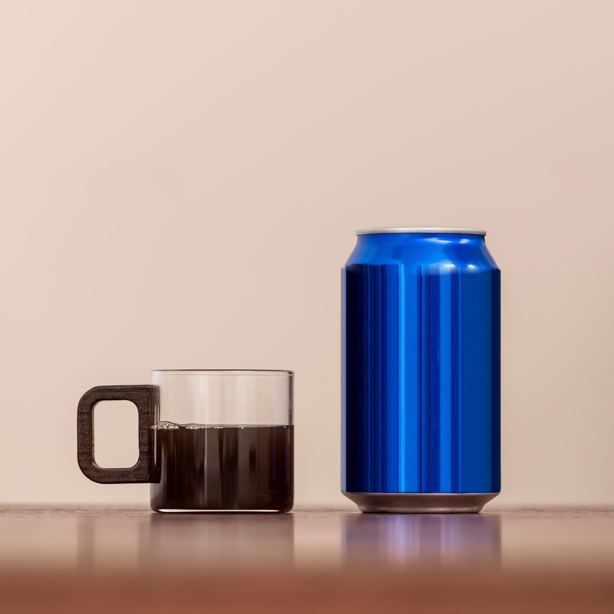 Copas espresso vintage con rayas verticales, estilo clásico.