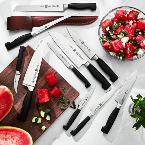 ZWILLING Cuatro Estrellas Santoku mango ergonómico negro para uso cómodo.