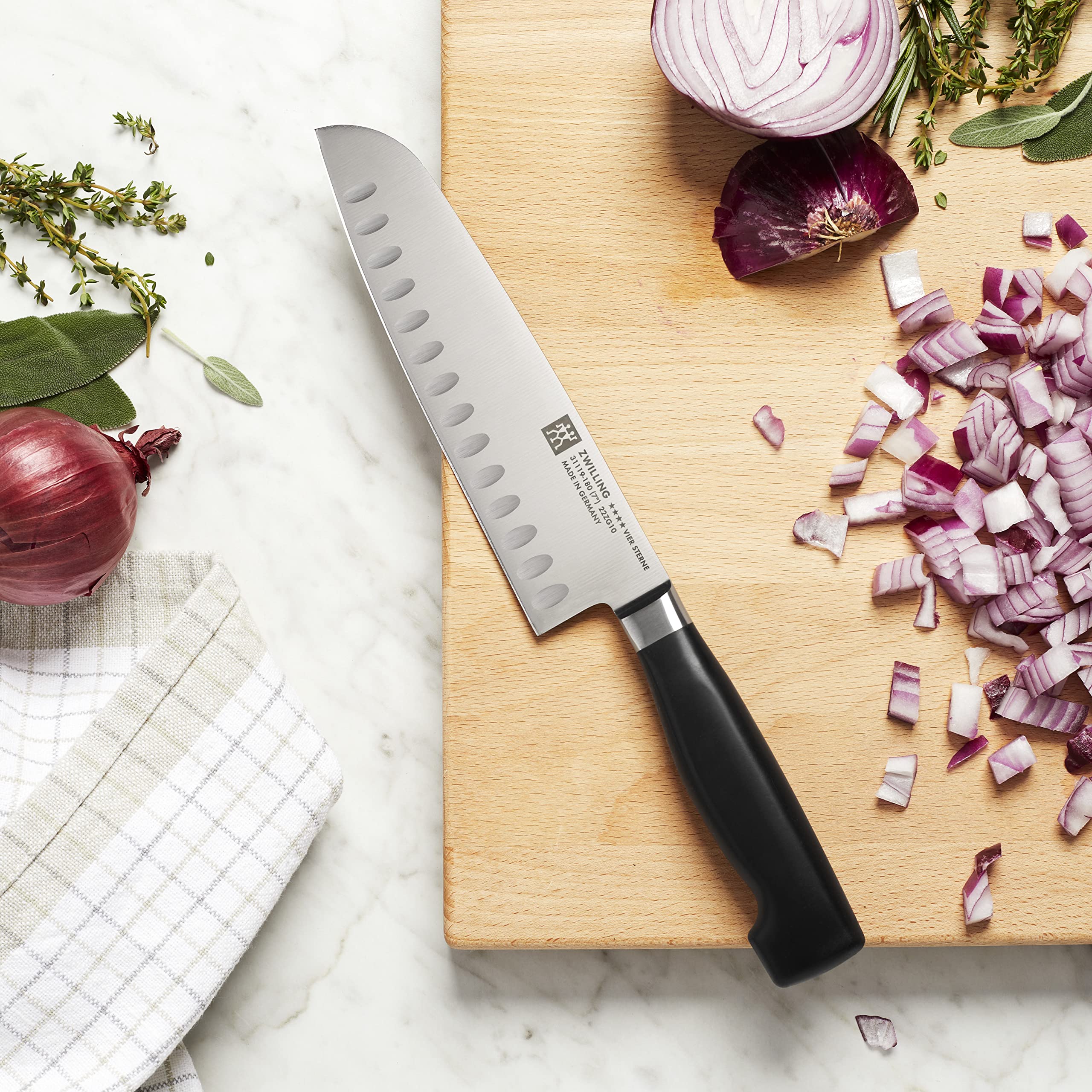 ZWILLING Cuatro Estrellas Santoku para picado fino y rebanado preciso.