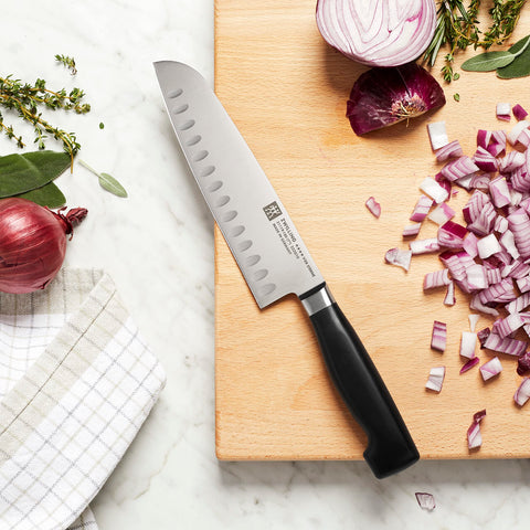 ZWILLING Cuatro Estrellas Santoku para picado fino y rebanado preciso.