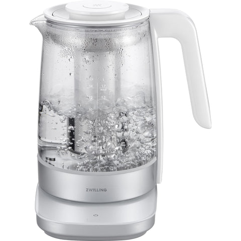 Infusor de acero inoxidable en el hervidor para preparar té directamente con facilidad.