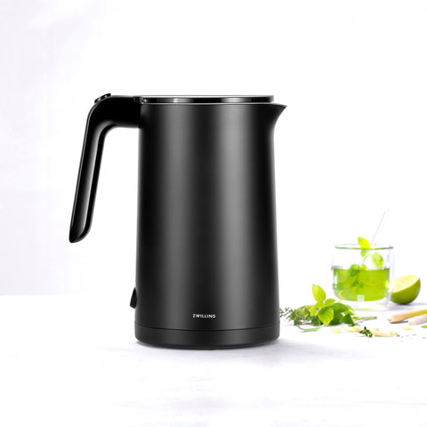 Acabado en acero inoxidable y diseño moderno de la tetera ZWILLING