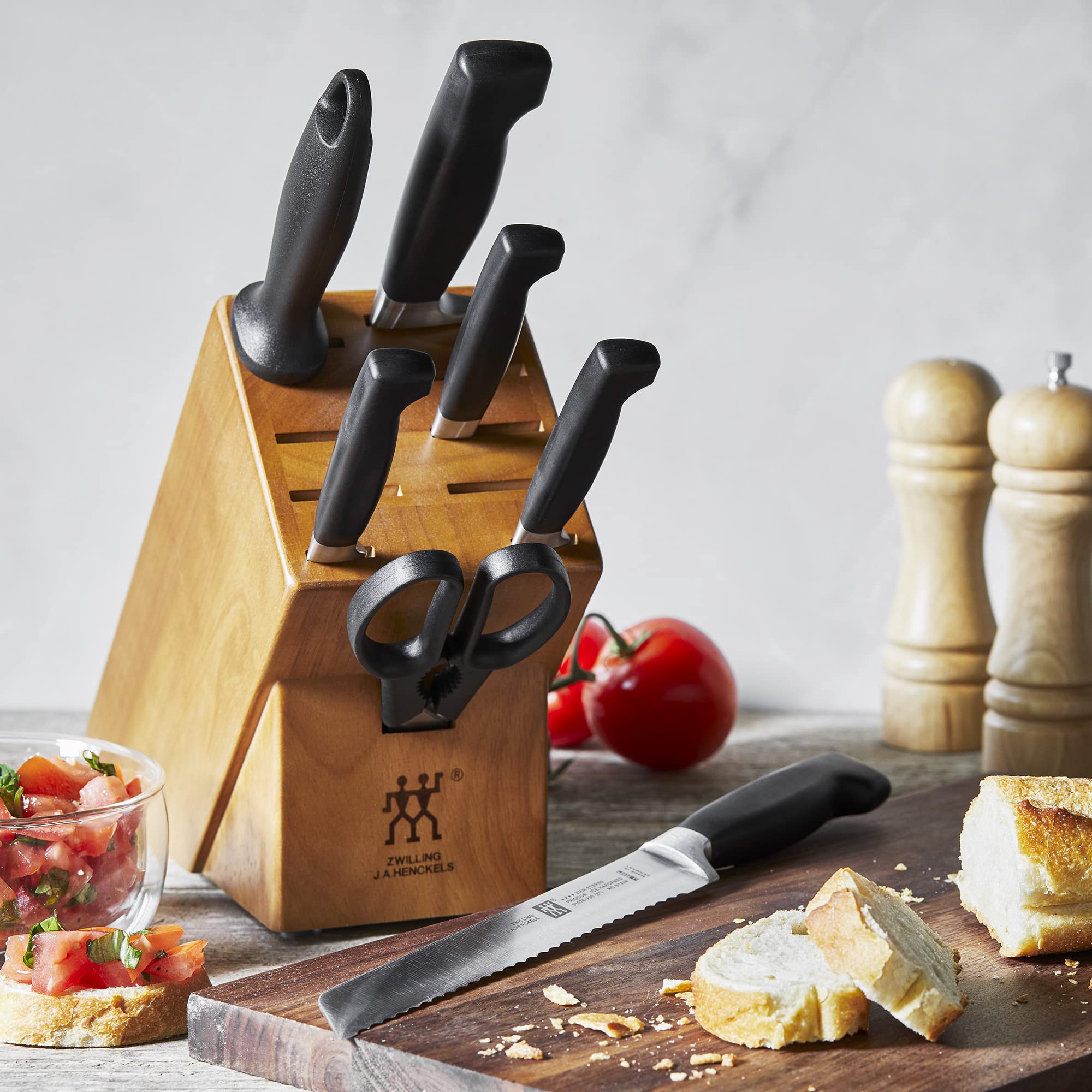 Cuchillo chef ZWILLING Four Star Anniversary 8 pulgadas, filo nítido para recetas diarias.