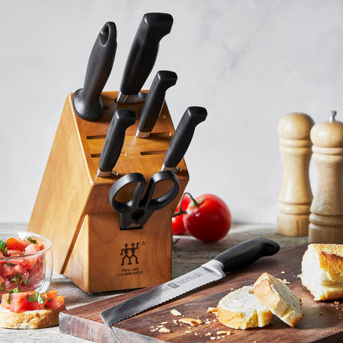 Cuchillo chef ZWILLING Four Star Anniversary 8 pulgadas, filo nítido para recetas diarias.