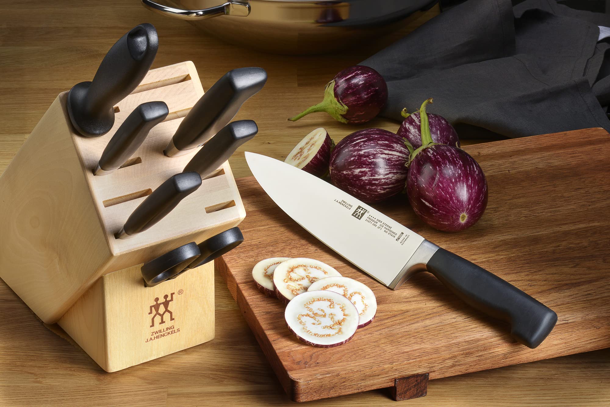 Cuchillo pelador ZWILLING Four Star Anniversary 4 pulgadas, pelado suave y rápido.