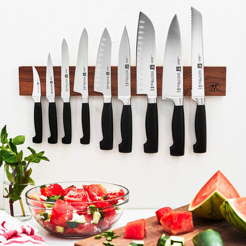 Cuchillo ZWILLING Four Star, ergonomía suave en el mango para largas sesiones de cocina.
