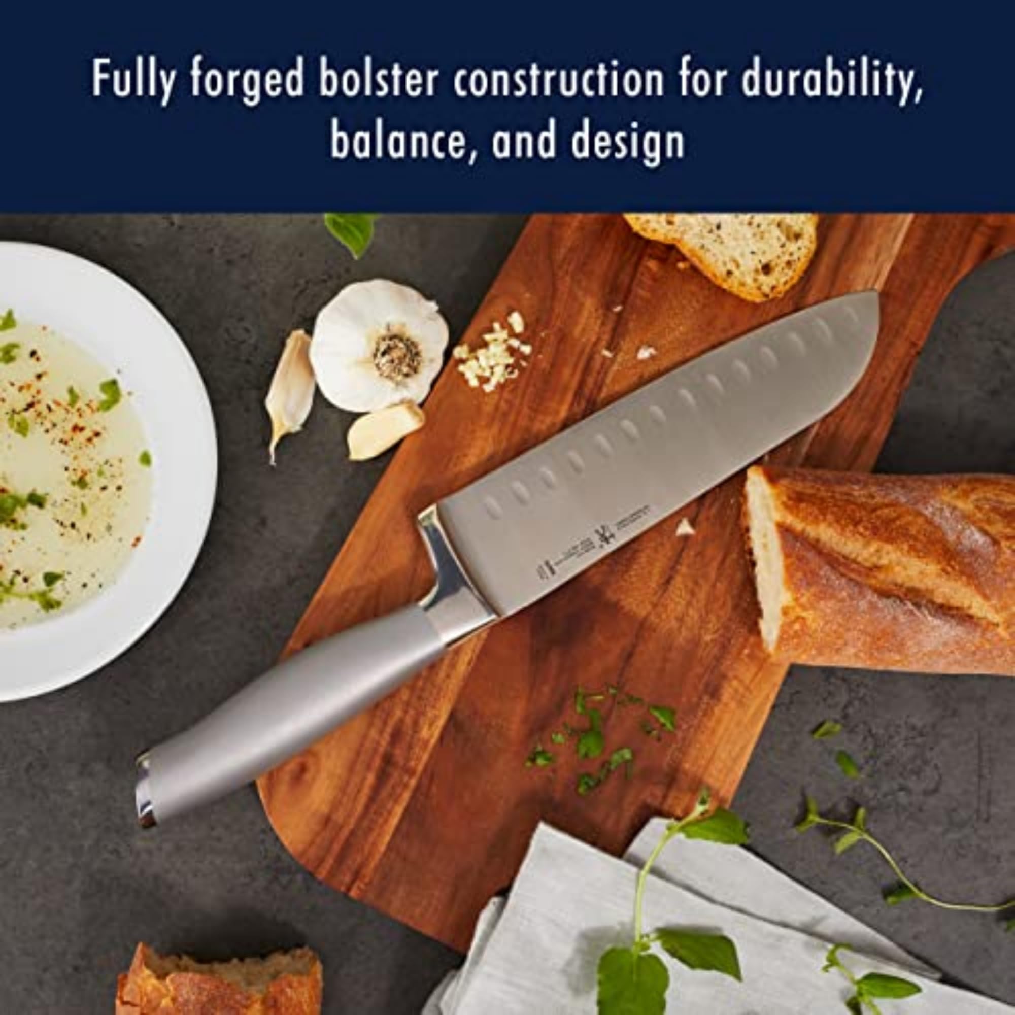 Cuchillo santoku ZWILLING Modernist borde hueco de 7 pulgadas evita que se pegue.