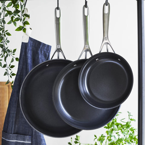 Sartén Zwilling Motion de 8 pulgadas con distribución de calor uniforme para saltear.