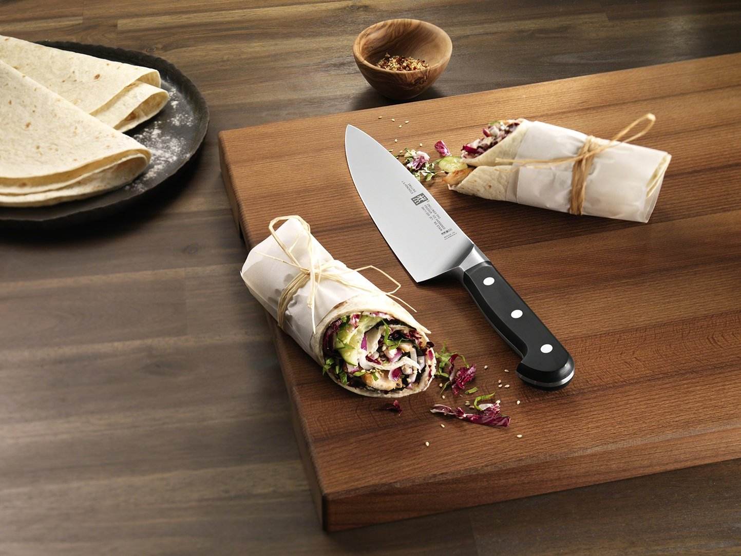 Hoja Sigmaforge de Zwilling Pro, acero alto carbono sin manchas para durabilidad.