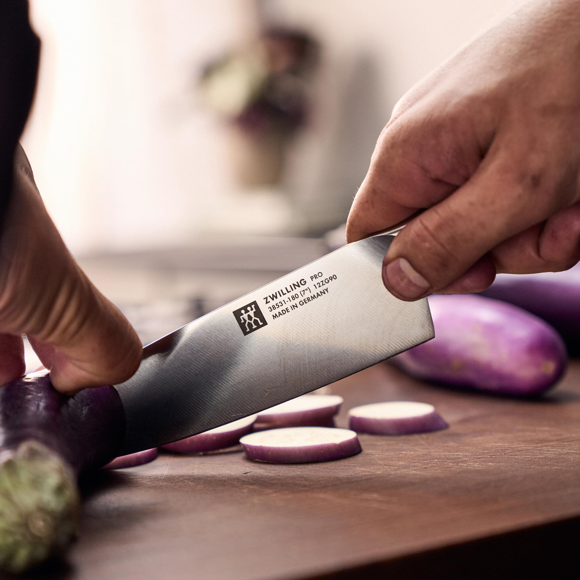 ZWILLING Pro Le Blanc Slim: corte curvo para movimientos suaves y seguros.