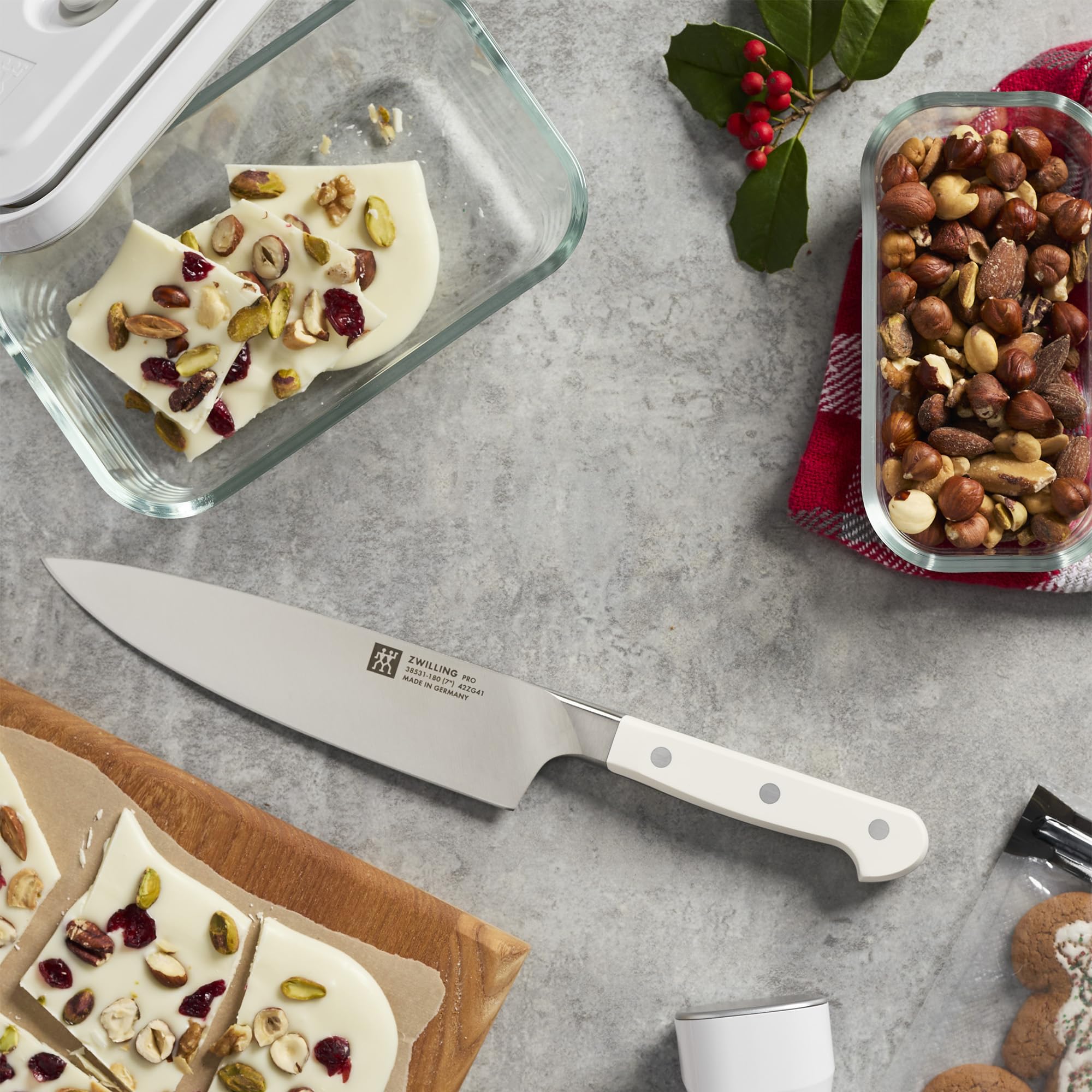 ZWILLING Pro Le Blanc Slim: mango mate blanco para una estética elegante en la cocina.