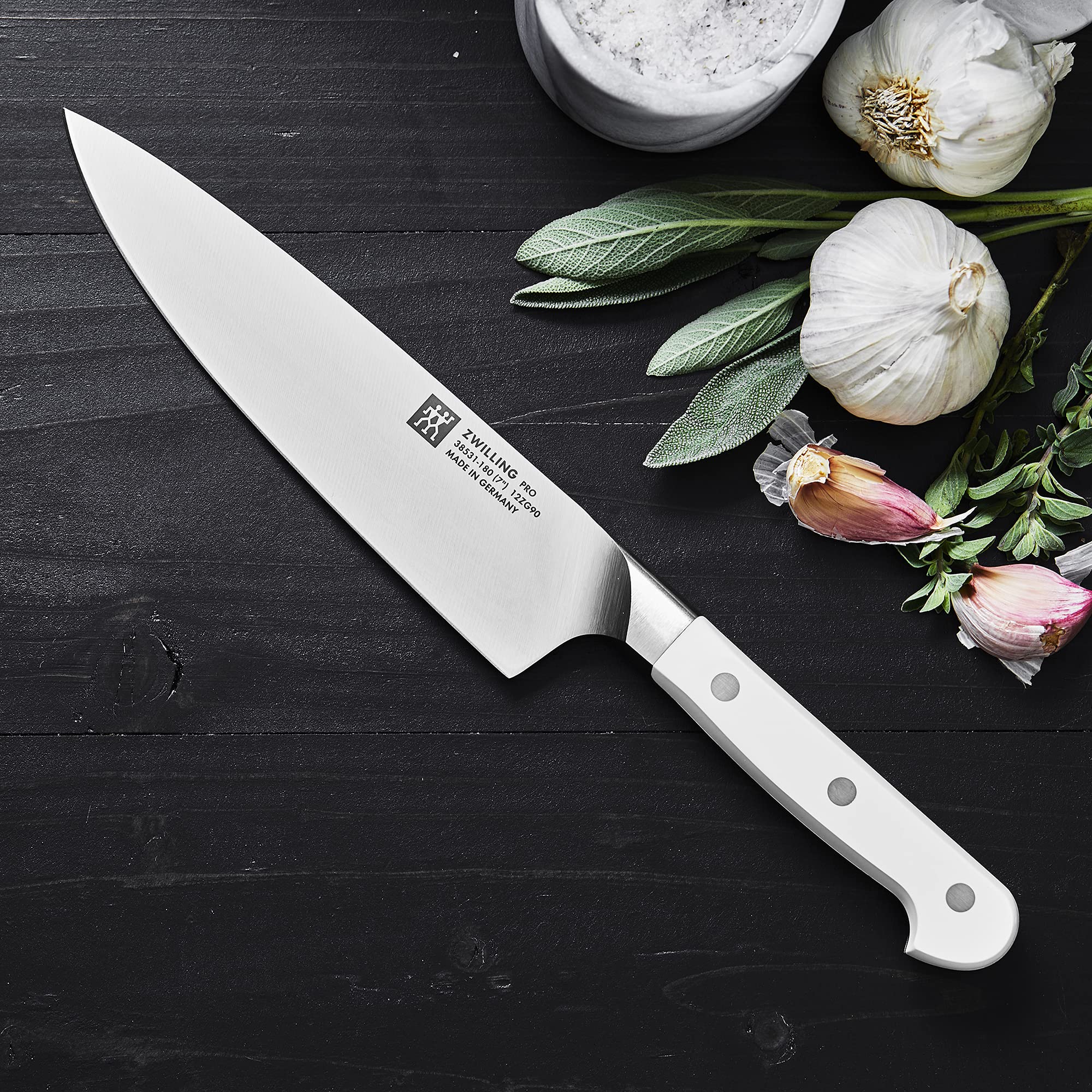 ZWILLING Pro Le Blanc Slim: mango medio para manos pequeñas y control cómodo.