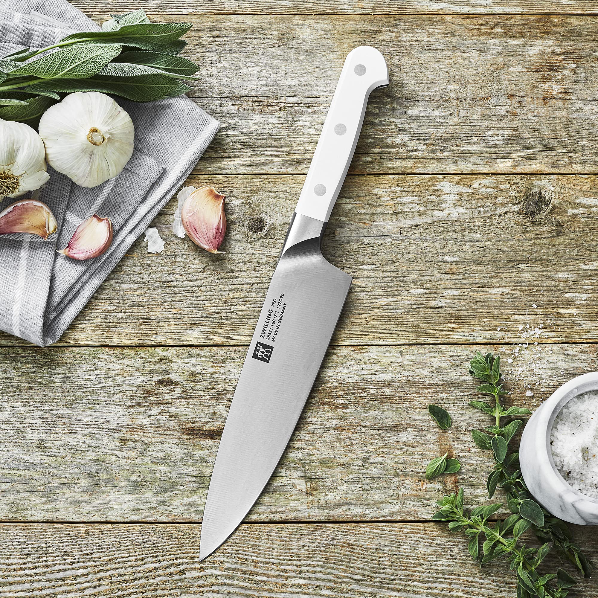 ZWILLING Pro Le Blanc Slim: refuerzo curvado para mayor precisión y seguridad al cortar.