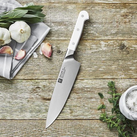 ZWILLING Pro Le Blanc Slim: refuerzo curvado para mayor precisión y seguridad al cortar.
