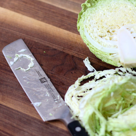 ZWILLING Pro Nakiri, mango POM duradero y agarre cómodo para largas sesiones.