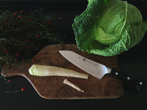 ZWILLING Pro, pomo curvo ergonómico para agarre cómodo durante cortes prolongados.