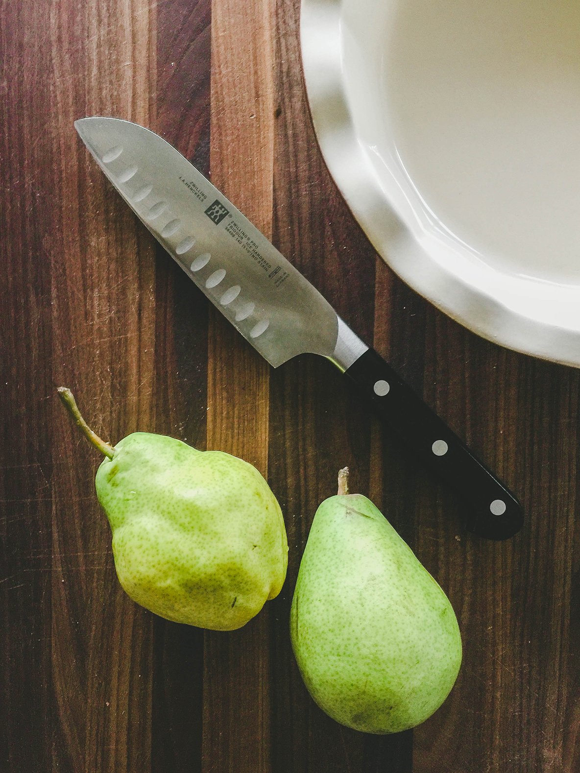 Cuchillo Zwilling Pro Santoku con mango ergonómico para mayor seguridad y comodidad.