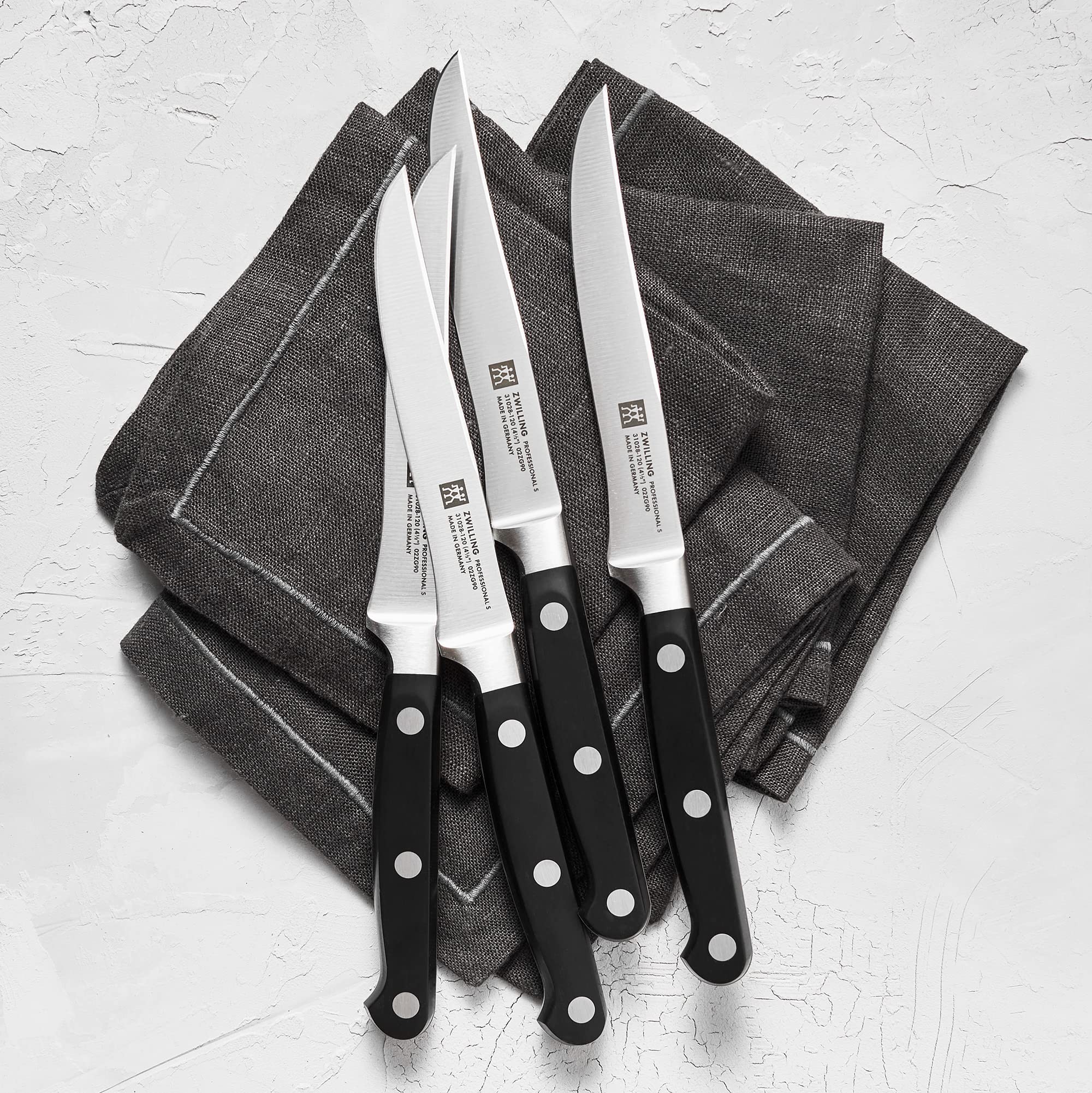 Acero de alto carbono no mancha en ZWILLING Profesional S para durabilidad.